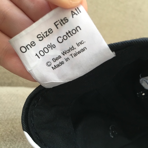 SOLD - Vintage 90’s Seaworld Polar Bear Hat - Picture 10 of 11